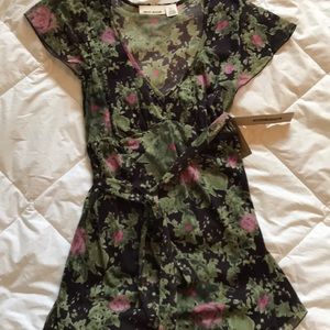 NWT DKNY V-Neck Top Size S